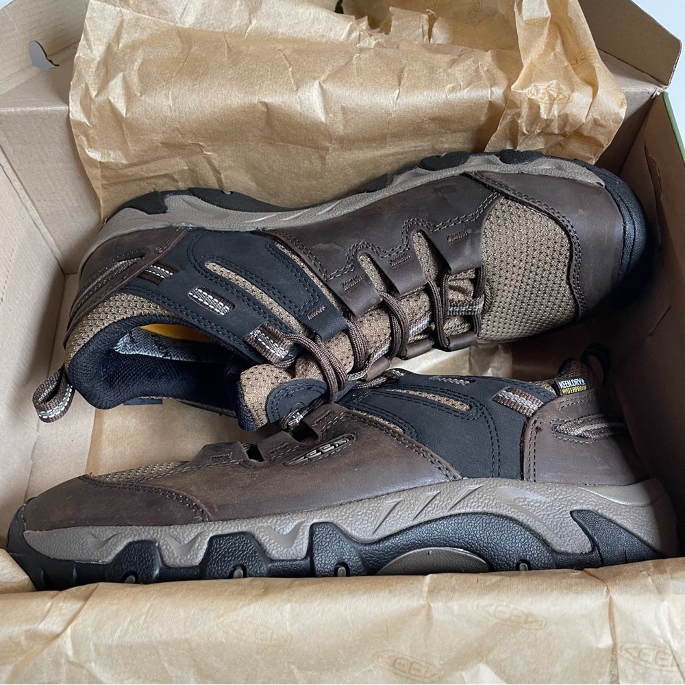 New in box in men’s keen  Steens waterproof  shoes size 10